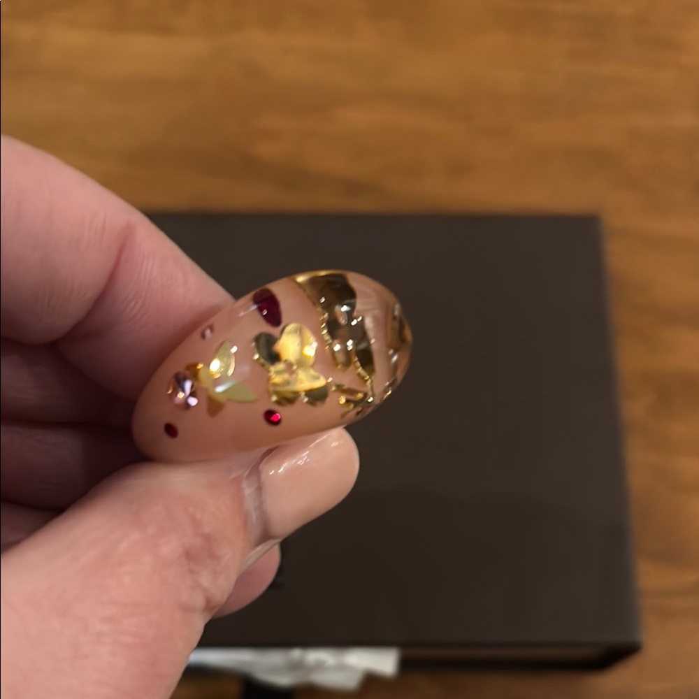 Elegant Louis Vuitton Gold and Pink Inclusion resin Women's Ring - Picture 9 of 9